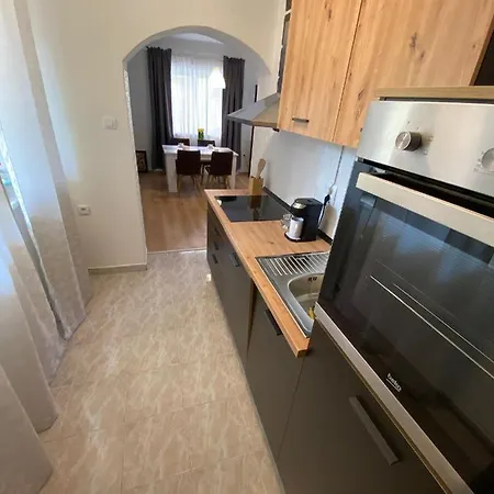 Apartment Dora *